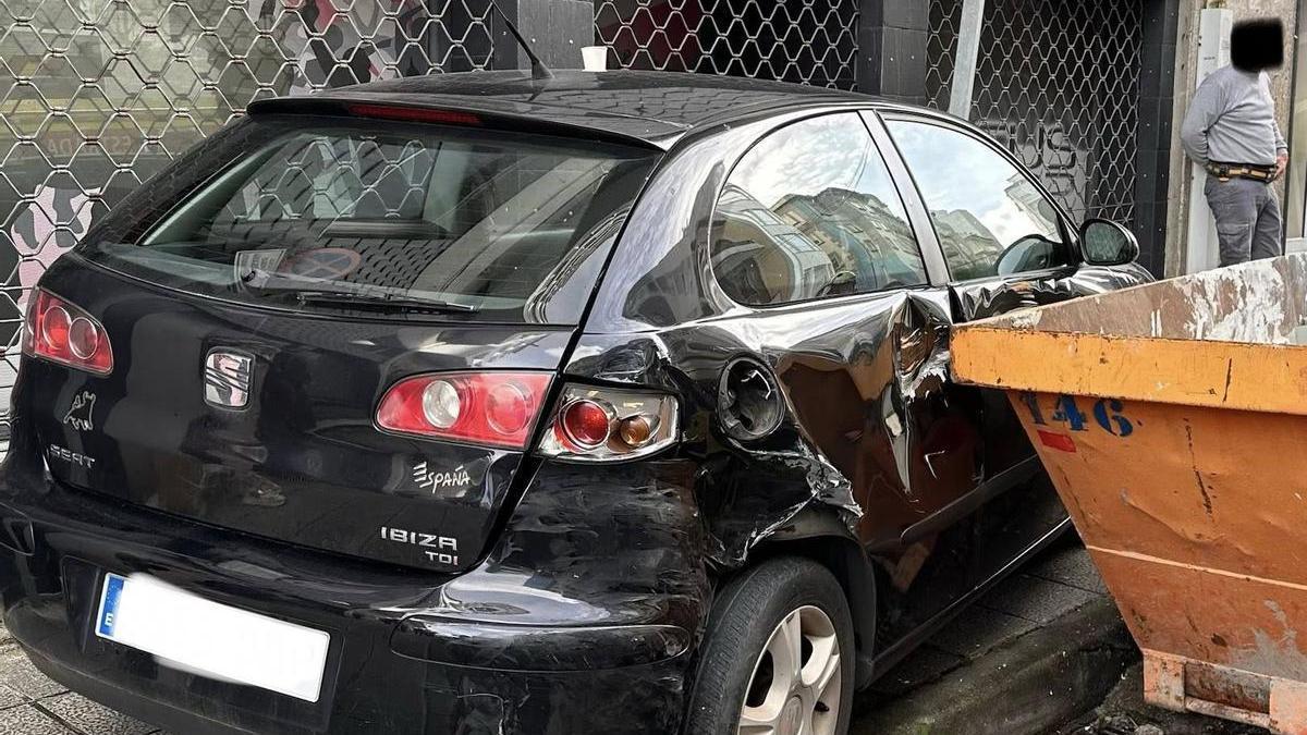 El vehículo quedó atrapado entre el edificio y el contedor de una obra cercana.