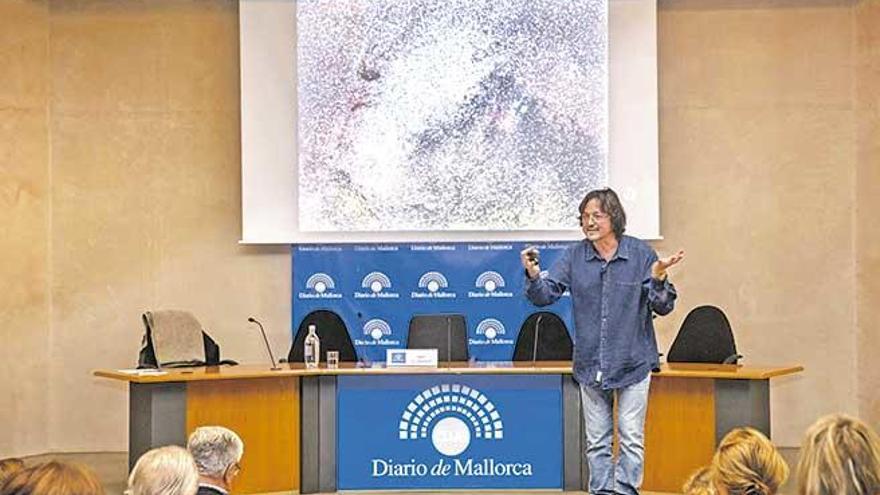 El biólogo y experto en astronomía, ayer, durante su conferencia.