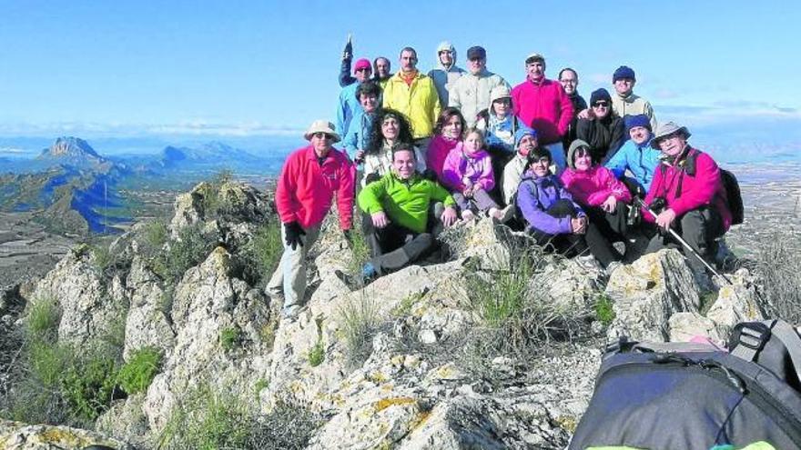 Los miembros del Portazgo de Cieza posan en el pico de la Atalaya.