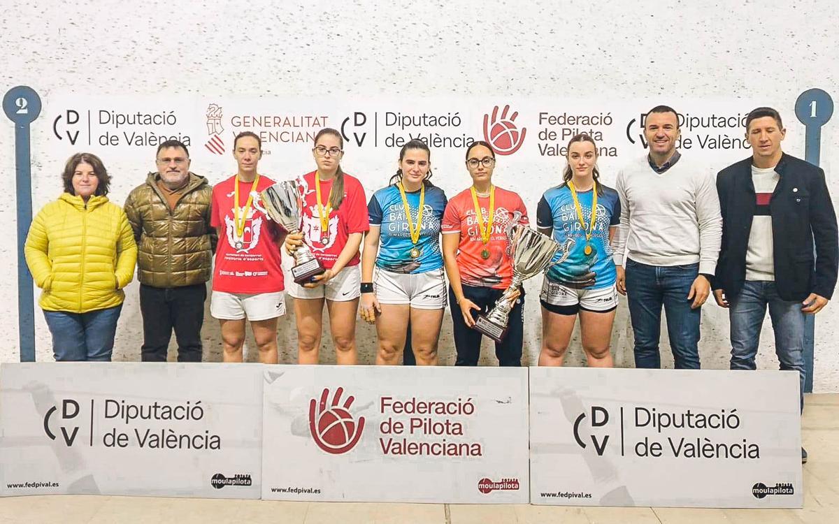 Els equips de Primera femenina junt amb les autoritats
