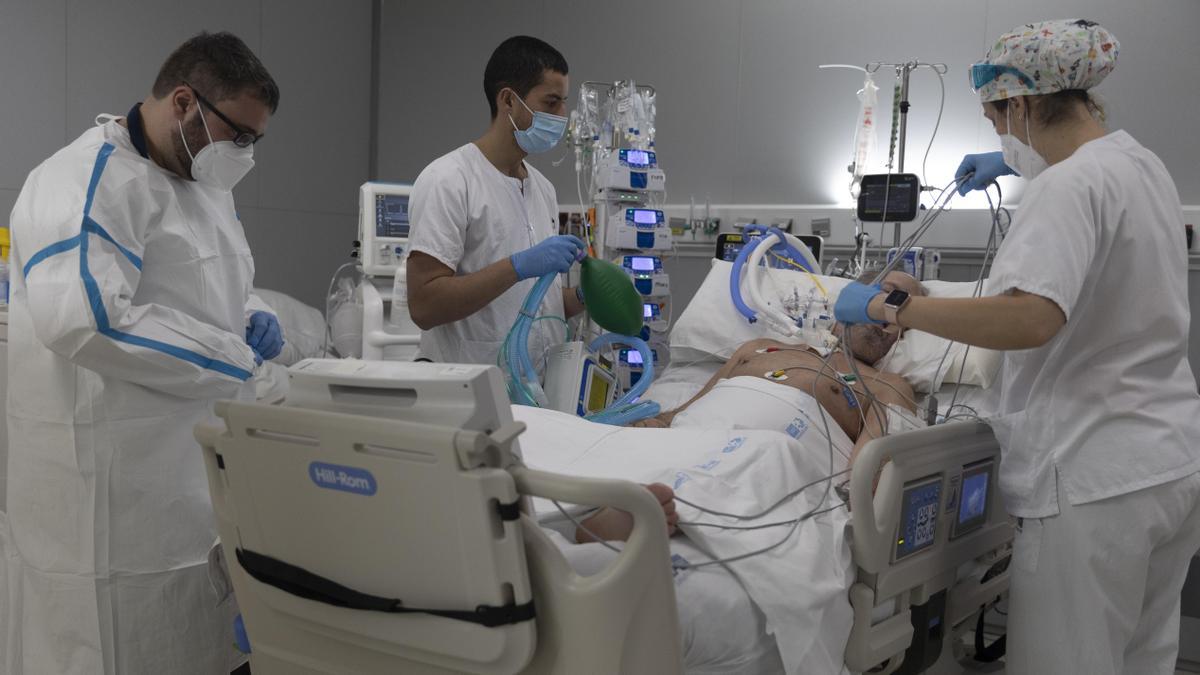 Varios sanitarios, con un paciente ingresado en la UCI del hospital Zendal de Madrid.