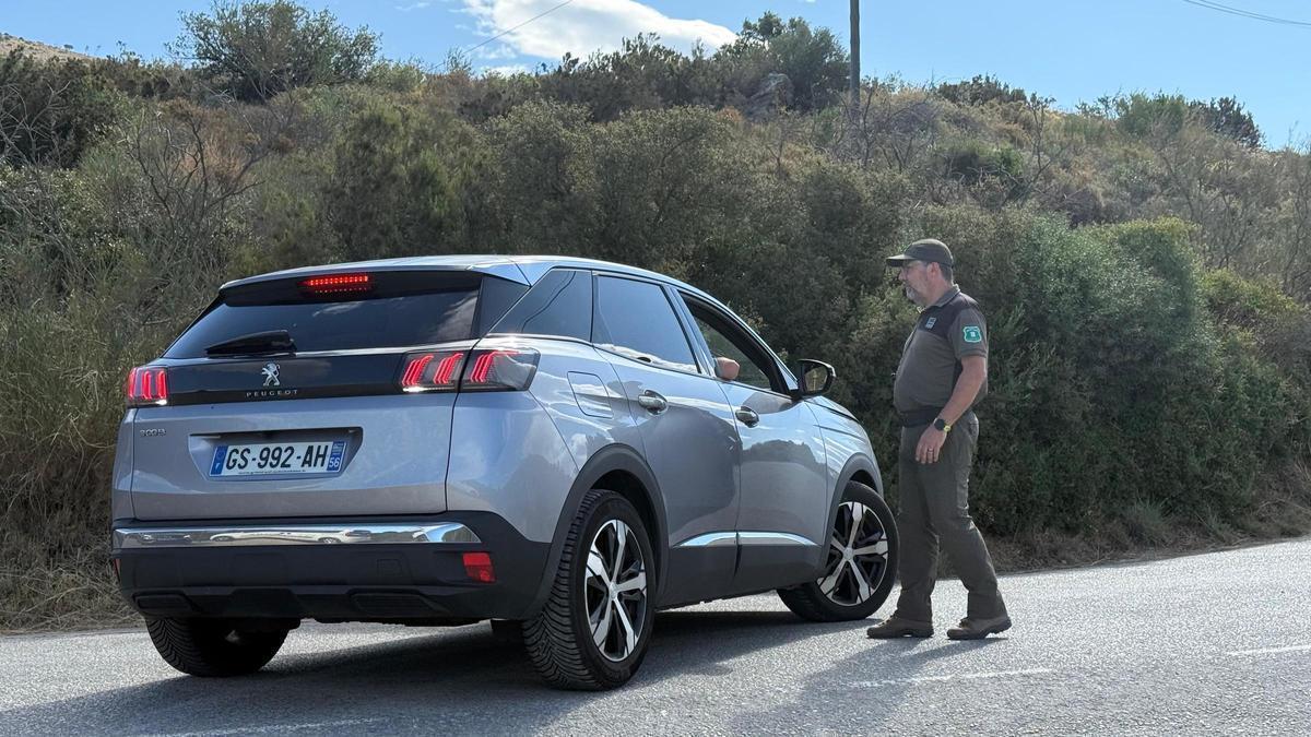 Un agent rural atura un cotxe a l'entrada del parc del Cap de Creus.