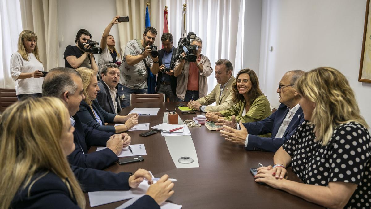 PP y PRC alcanzan un principio de acuerdo para hacer presidenta de Cantabria a Buruaga.