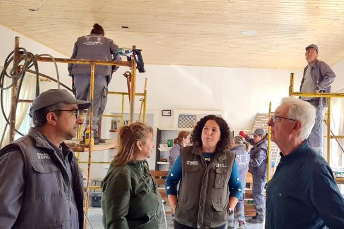 José María Bello Maneiro supervisando las obras de mejora del local social de Setecoros, ayer.   | //  FDV