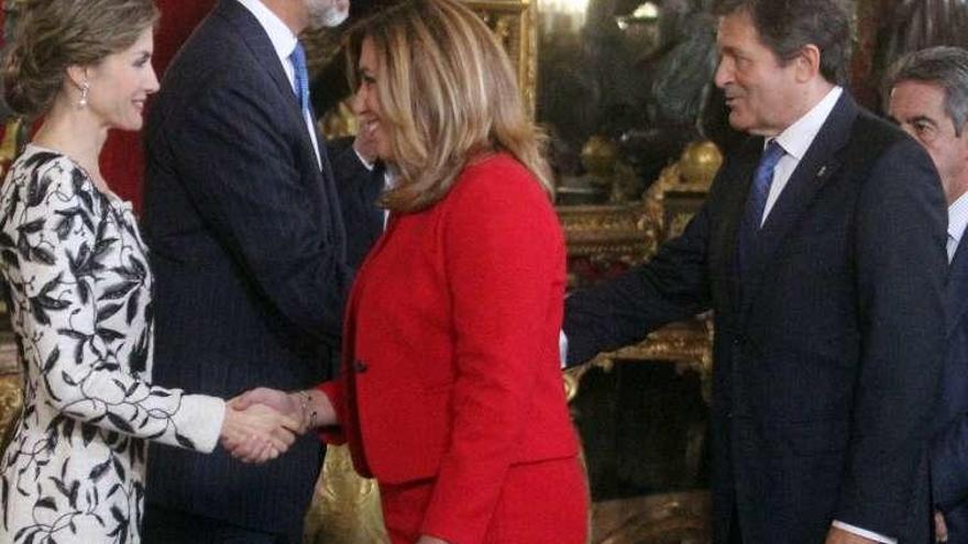 Díaz, Fernández y Revilla en el besamanos con los Reyes. // Efe