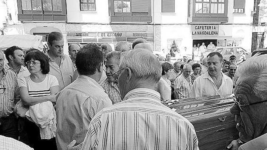 El ataúd con los restos mortales de Luis Azcárate, a su entrada en la basílica de Cangas del Narcea.