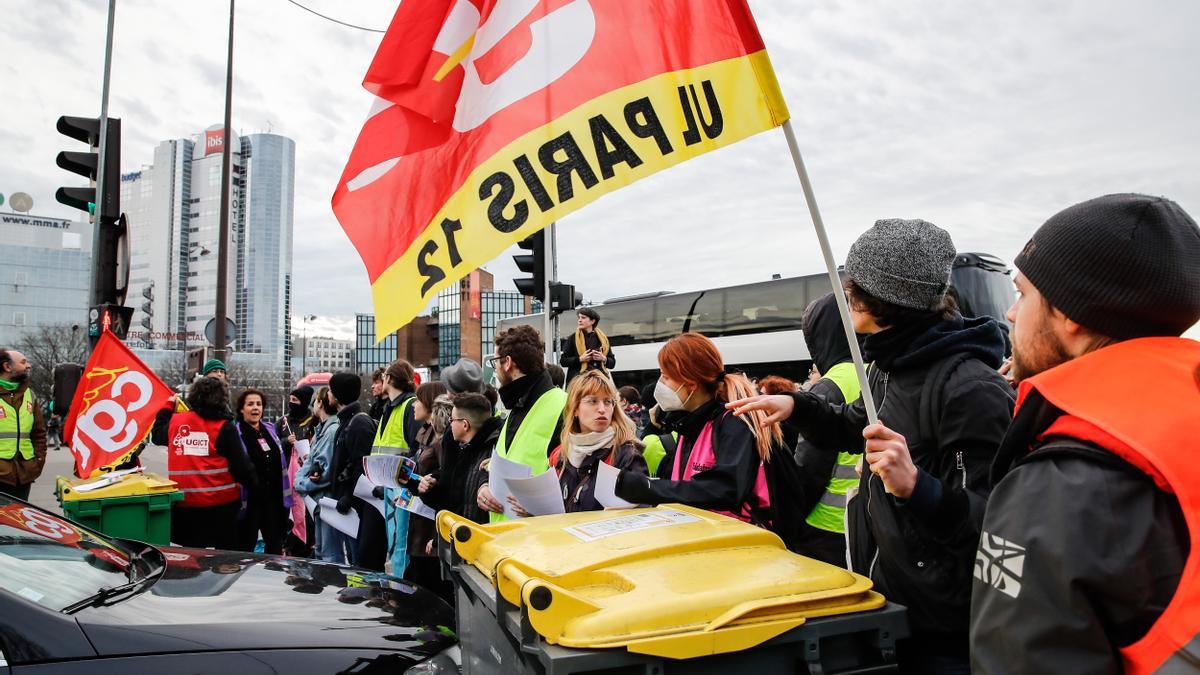 Cientos de personas bloquean el tráfico del bulevar periférico de París a primera hora de la mañana para distribuir octavillas contra la reforma de las pensiones en París.