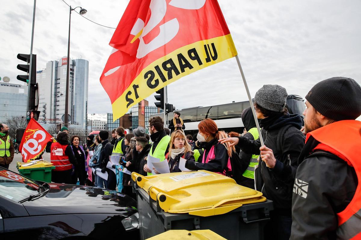  Cientos de personas bloquean el tráfico del bulevar periférico de París a primera hora de la mañana para distribuir octavillas contra la reforma de las pensiones en París.