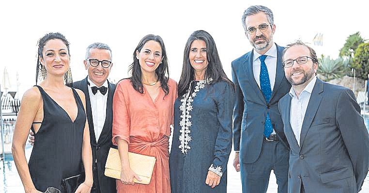 Guillermo Ramis de Ayreflor,  Esther Morales,  Javier Solá,  May Moreno y Aitana Tomas con Luis Moyá.