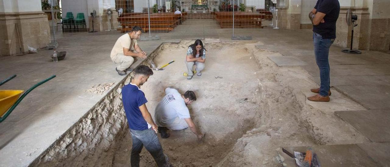 Trabajos de excavación arqueológica en la Iglesia en presencia del concejal de Cultura
