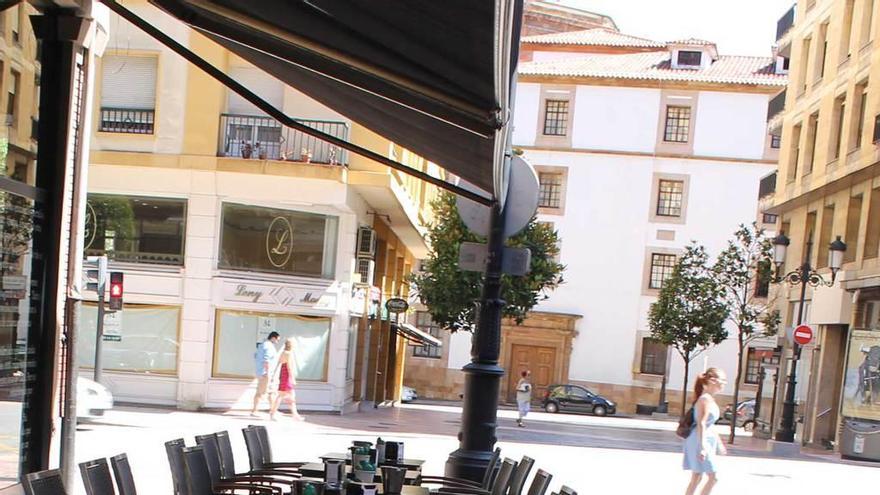 La terraza de Matemático Pedrayes donde se produjo el accidente, con la silla arrollada en primer término.