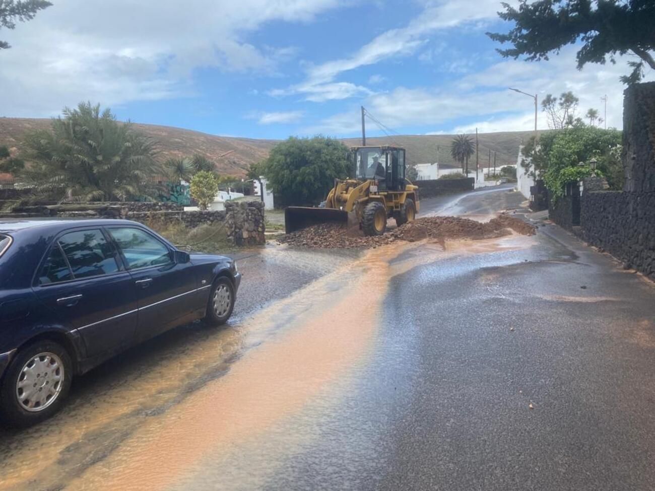 Retirada de barro y piedras de calles y carreteras de Los Valles por las fuertes lluvias