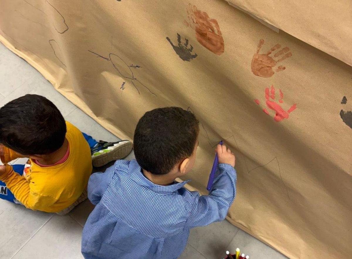 Alumnos de Infantil del CEIP San Pedro realizan pinturas rupestres.