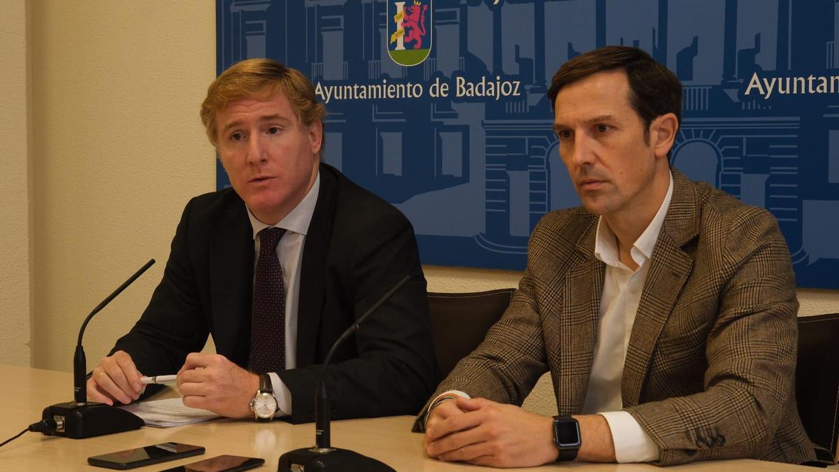 El alcalde de Badajoz, Ignacio Gragera, y el primer teniente de alcalde, Antonio Cavacasillas, informan de las ayudas a los damnificados por el temporal, este viernes