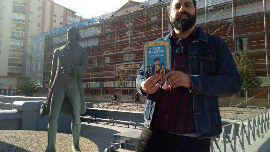 Juan de Aragón, junto a la escultura de Bernardo de Gálvez de la Explanada de la Estación, uno de los personajes de su libro.