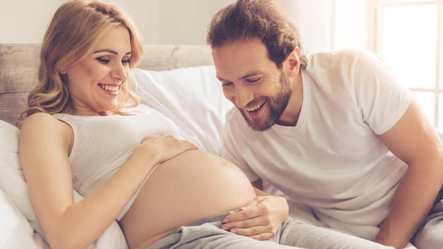 Pareja feliz esperando un hijo.