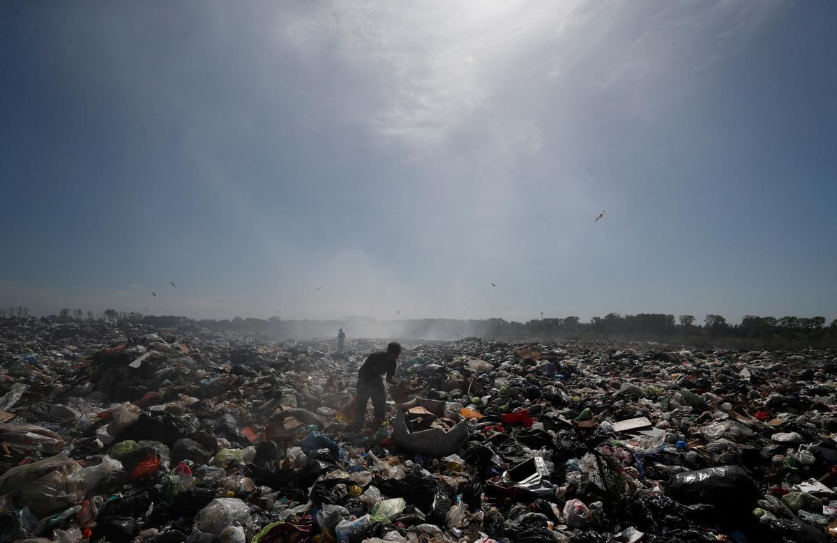 Recicladores de basura revisan montones de desechos en un vertedero de cartón, plástico y metal, que venden en turnos de 12 horas, mientras Argentina enfrenta una de las tasas de inflación más altas del mundo, que superará el 100 % este año, en Luján, el las afueras de Buenos Aires, Argentina 5 de octubre de 2022.