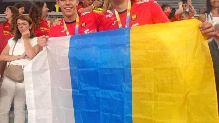 Los grancanarios Alberto Delgado (izd.) y Ezequiel Conde, posan con una bandera canaria tras proclamarse campeones del Mundo en Croacia. | | LP/DLP