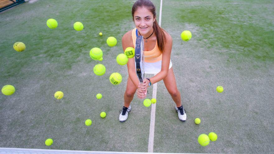 Marina Martínez Lobo, en la pista de pádel que tiene en su domicilio de Novelda.