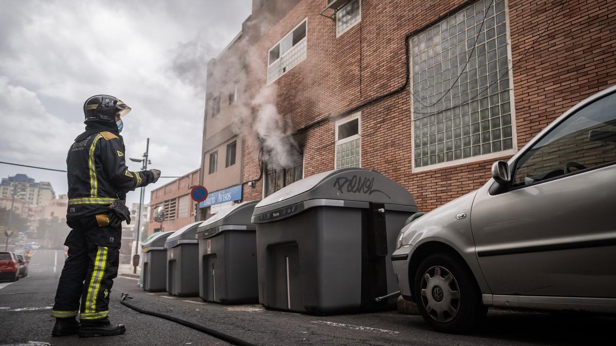 Voraz incendio en un edificio de la calle Salamanca de Santa Cruz de Tenerife