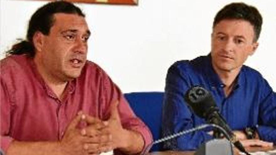 Víctor Puga (a la dreta) i Àngel Rodríguez, formalitzant el pacte.
