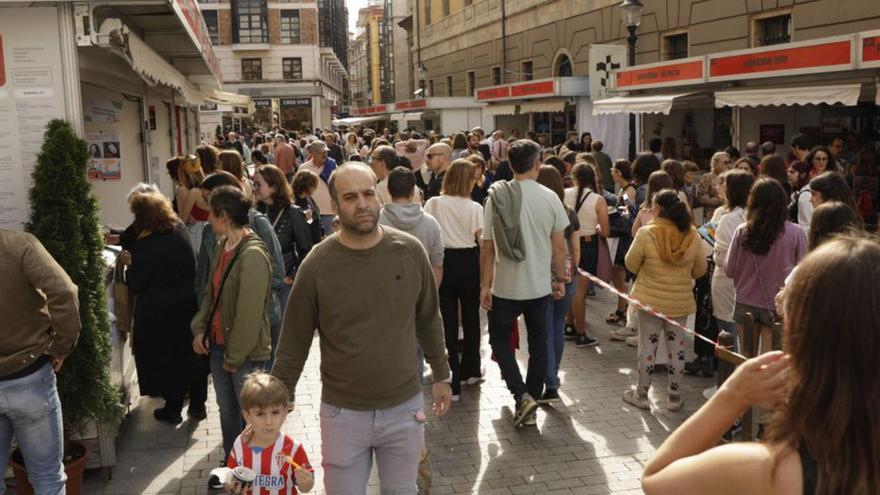 La calle Tomás y Valiente, llena de visitantes, en la edición de 2024. | JUAN PLAZA