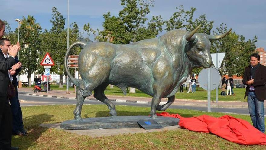 &#039;Embolan&#039; la recién inaugurada escultura del toro de la Vall