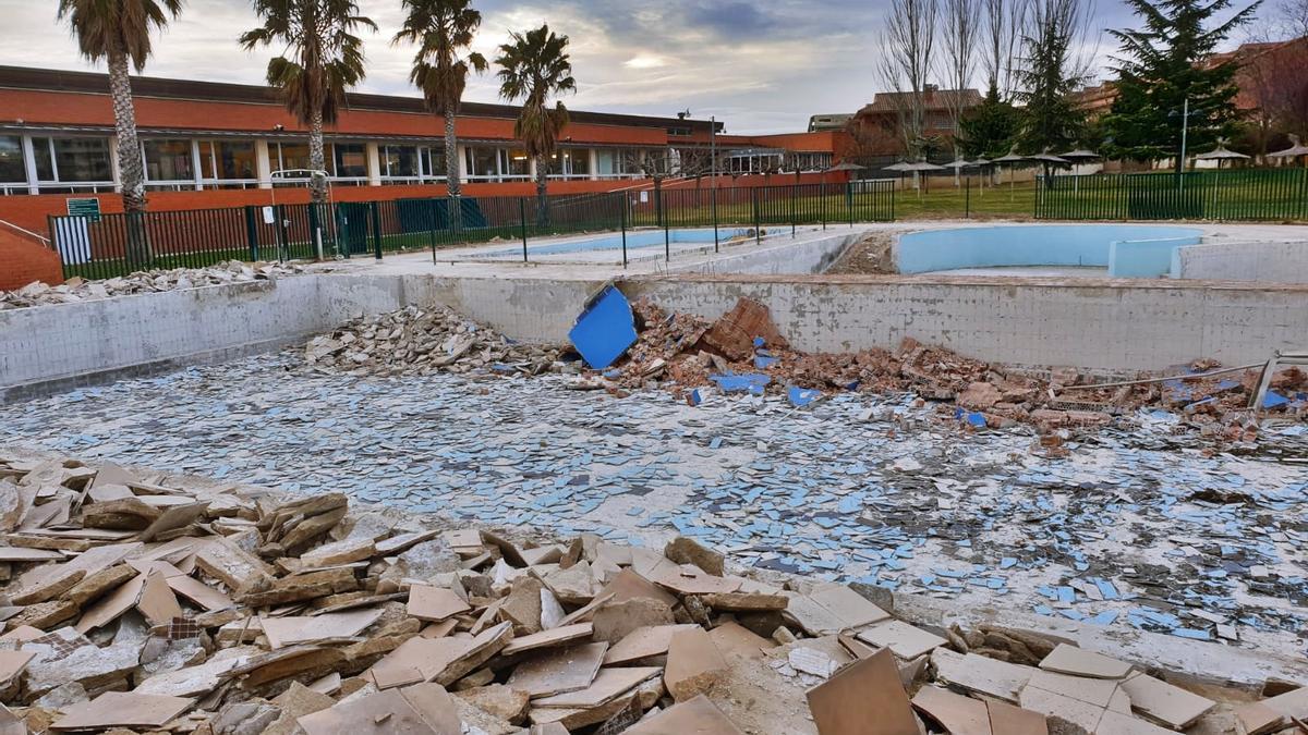El ayuntamiento destina 395.540 euros a la renovación de las piscinas de verano del centro deportivo.
