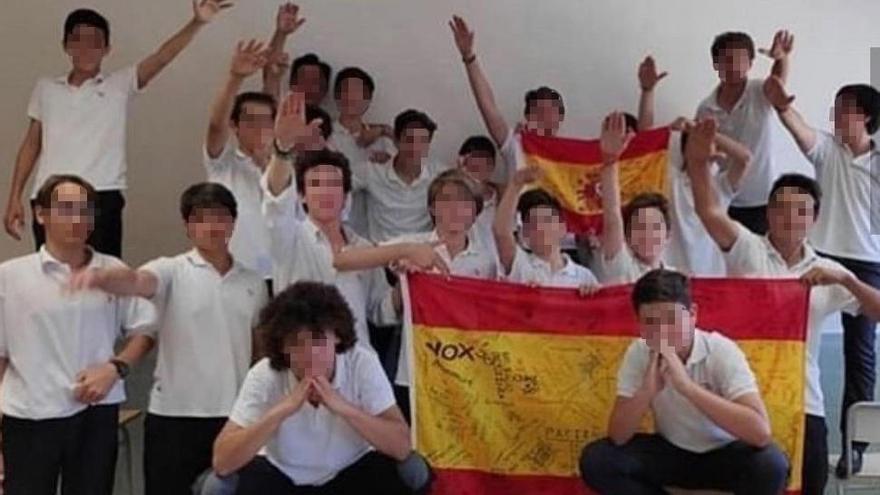 Polémica foto de alumnos del colegio del Opus en Palma haciendo el saludo fascista