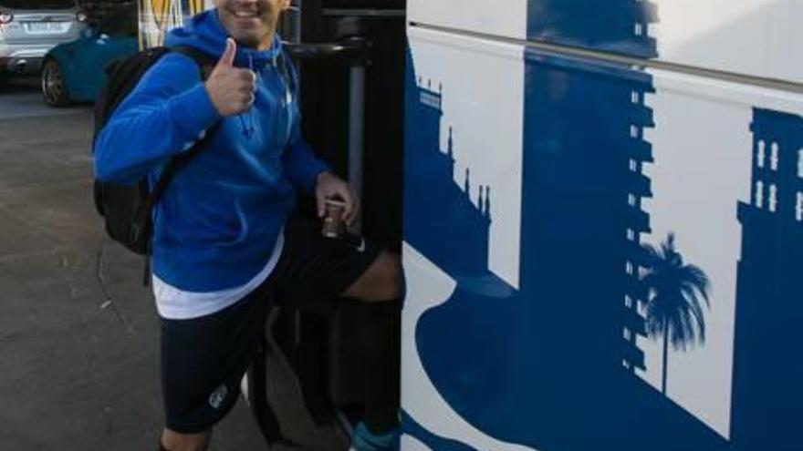 El capitán del Hércules, Paco Peña, antes de viajar ayer con el equipo blanquiazul a Barcelona.