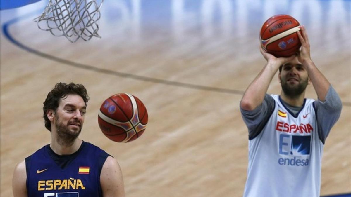 Pau Gasol y Felipe Reyes, en un entrenamiento de la selección española de baloncesto.