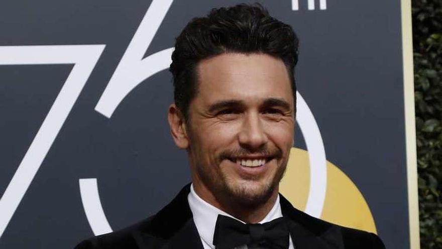 James Franco. En los círculos, Violet Paley y Sarah Tither Kaplan. Abajo, el tuit de Sheedy.