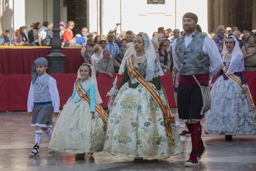 Desfile de las falleras mayores de las diferentes comisiones durante la procesión general de la Mare de Déu dels Desemparats.