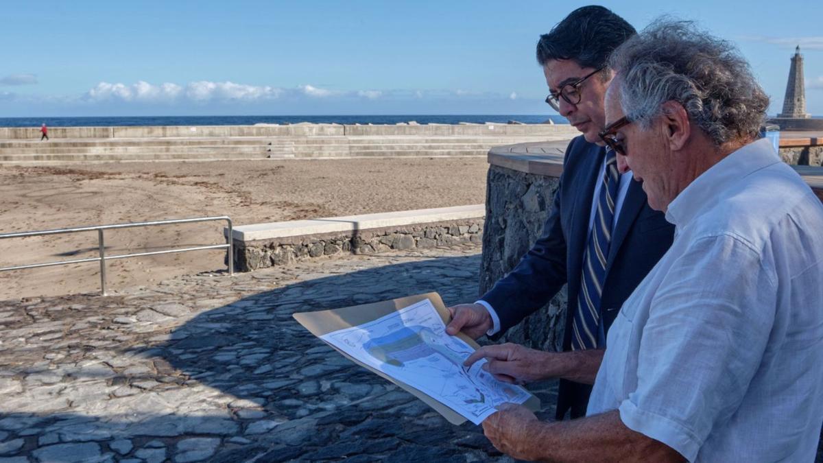 Pedro Martín, presidente del Cabildo de Tenerife, revisa las obras del dique de Bajamar, que ya se han ejecutado.