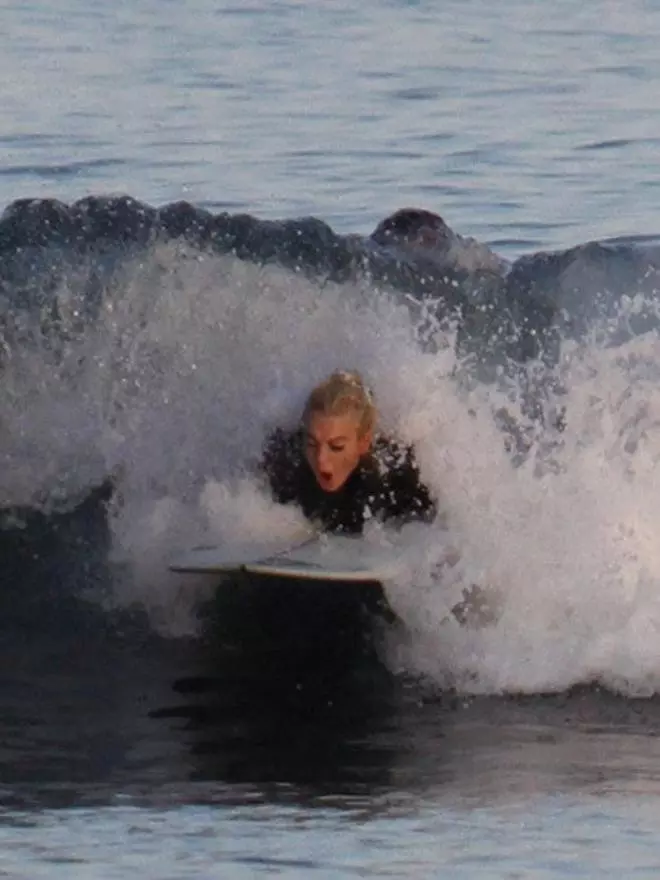 Lindsay Lohan se distrae aprendiendo a surfear