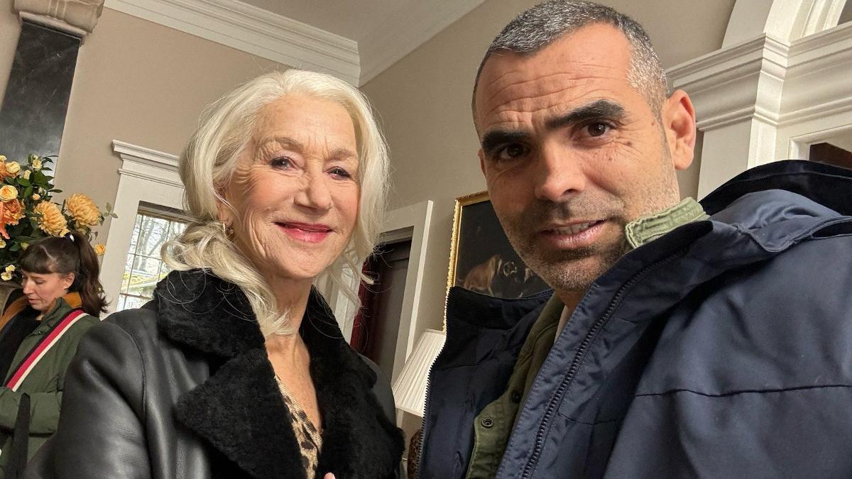Antonio González, con Helen Mirren en el rodaje de 'MobLand'