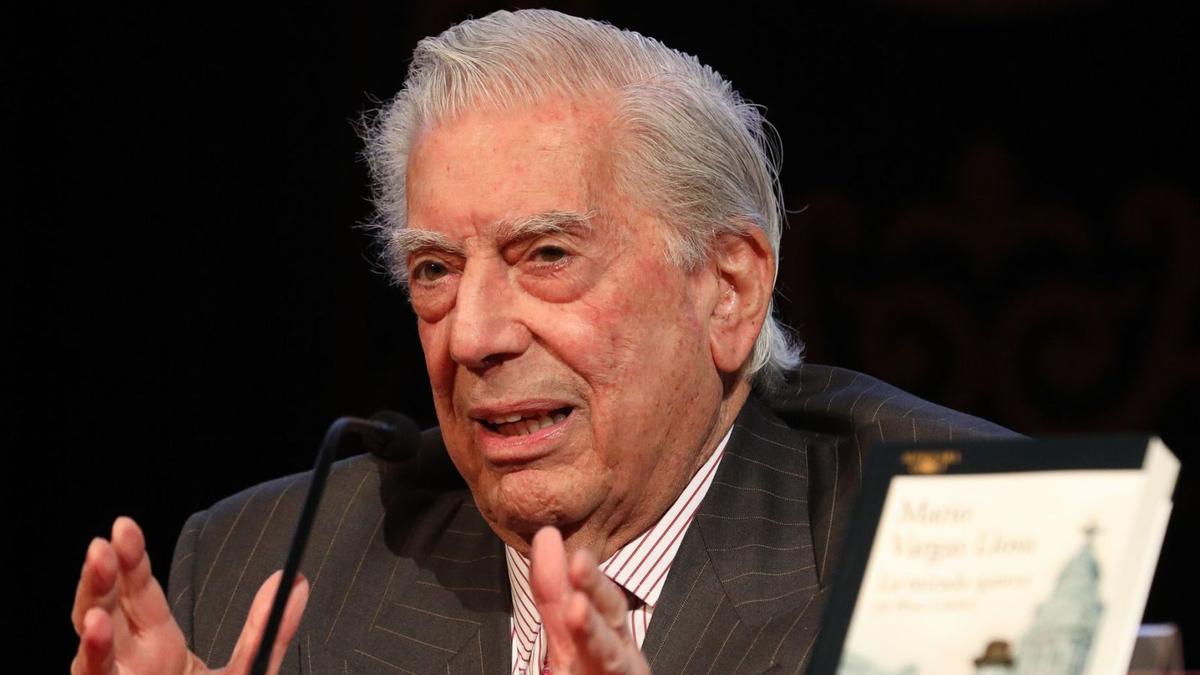 El escritor Mario Vargas Llosa durante la presentación de su libro ‘La irada quieta (de Pérez Galdós’