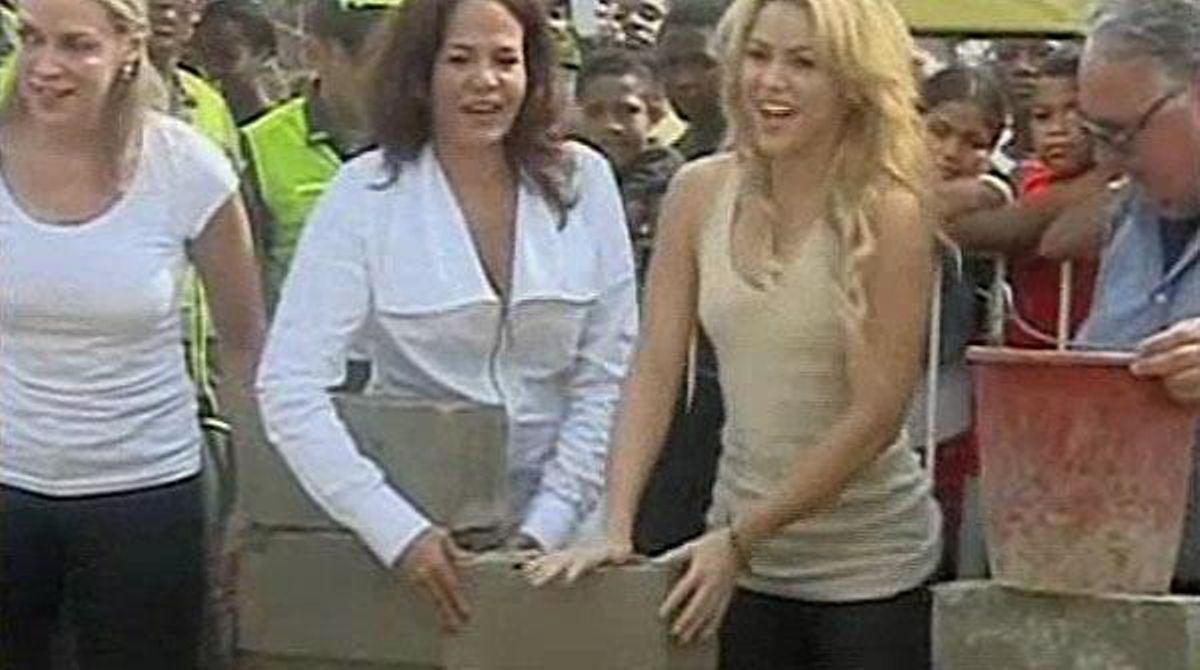 La cantant Shakira col·loca la primera pedra d’una escola a la localitat colombiana de Cartagena.