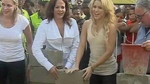 La cantant Shakira col·loca la primera pedra d’una escola a la localitat colombiana de Cartagena.