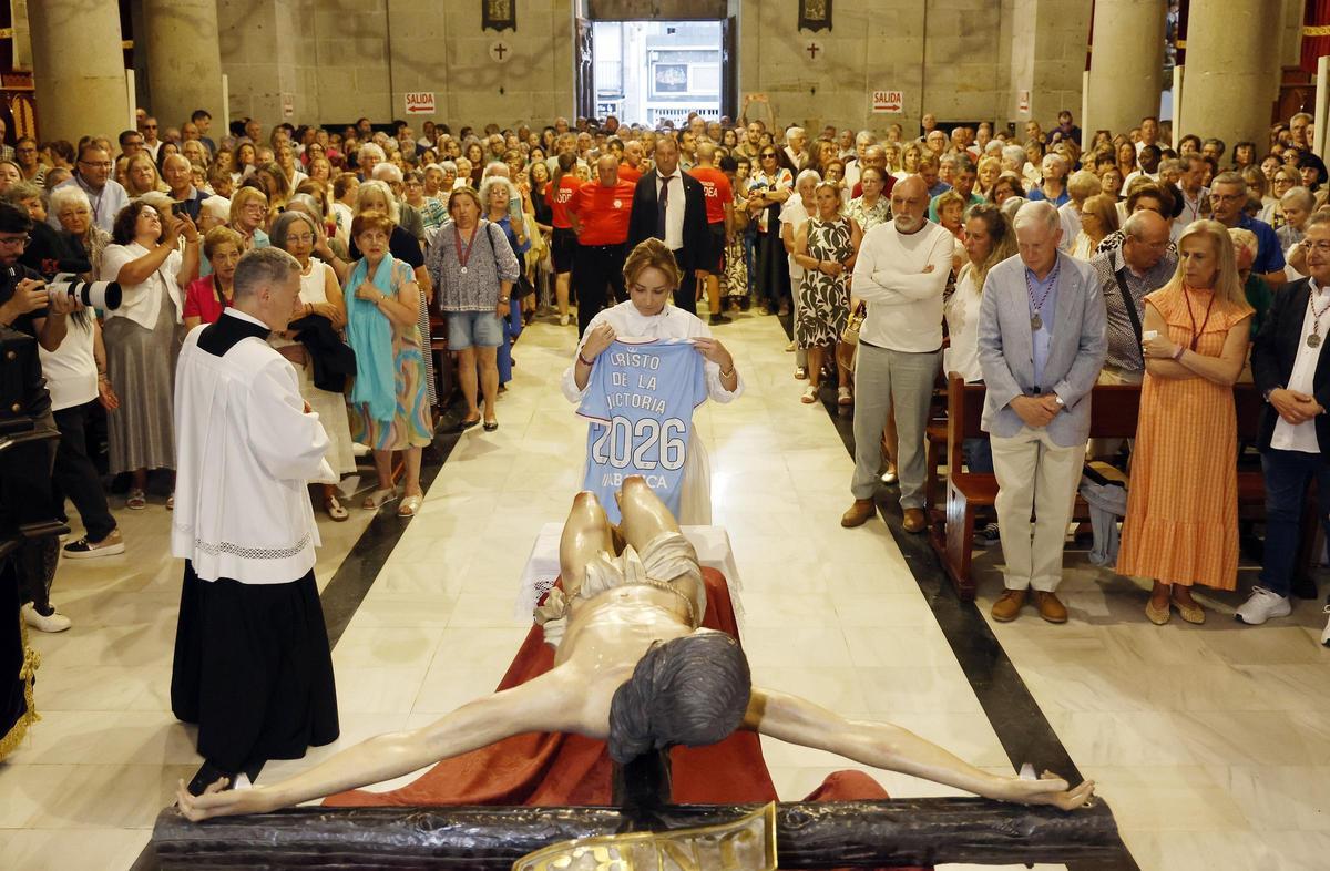 Emotivo descendimiento del Cristo de la Victoria