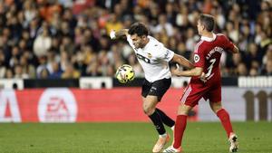 VALENCIA, 07/12/2025.-El delantero del Valencia Hugo Duro, y el defensa del Sevilla César Azpilicueta, durante el partido de la jornada 15 de LaLiga EA Sports entre el Valencia y el Sevilla, este domingo en el estadio de Mestalla en Valencia.-EFE/ Kai Forsterling