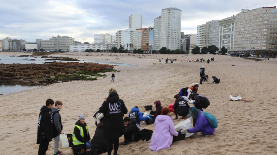 Cientos de voluntarios recogen residuos en la playa del Orzán con WE Sustainability