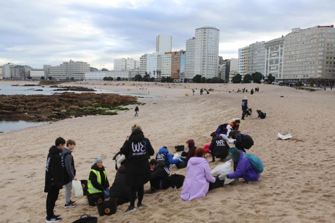 Cientos de voluntarios recogen residuos en la playa de Riazor con WE Sustainability