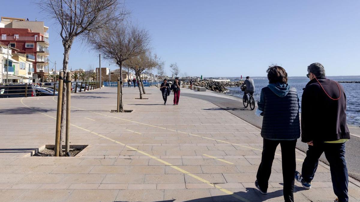 Paseantes por paseo peatonal de El Molinar.