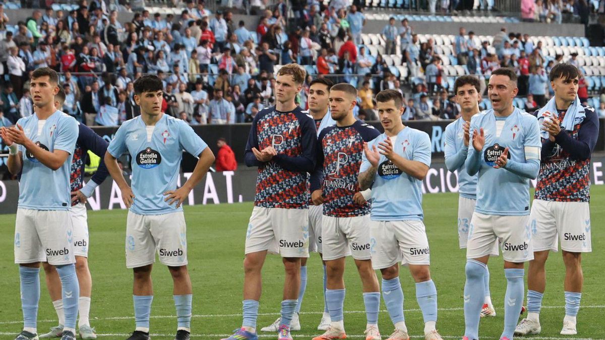 Los jugadores del Celta aplauden a la afición tras un encuentro en Balaídos. | Pablo H. Gamarra