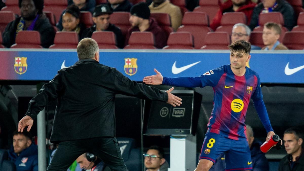 Flick felicita a Pedri tras su sustitución ante el Atlético.