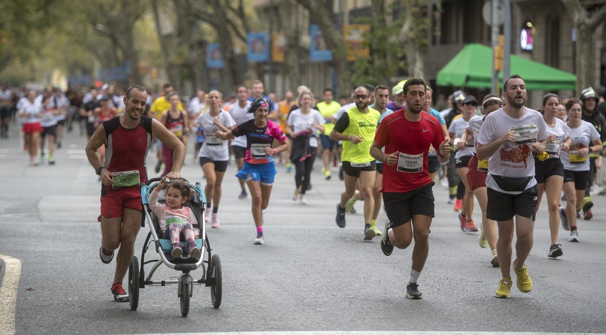 Los corredores finalizando Ronda de Sant Pere.
