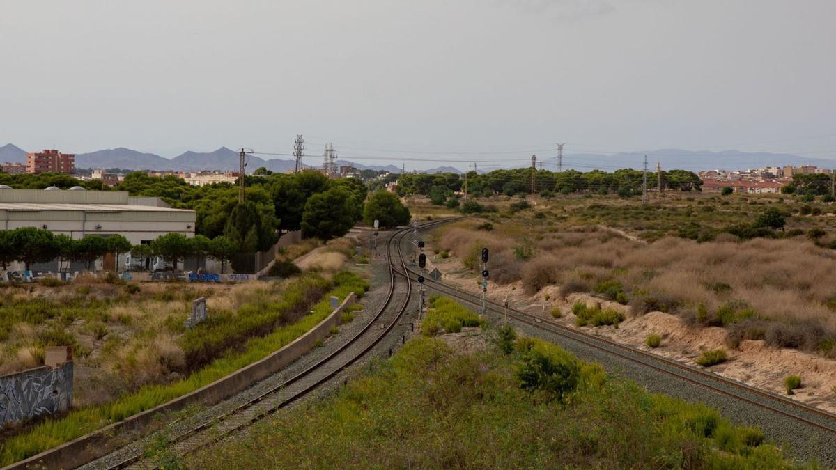 Adif quiere soterrar desde
Pintor Portela hasta Barrio
Peral.  loyola pérez de villegas