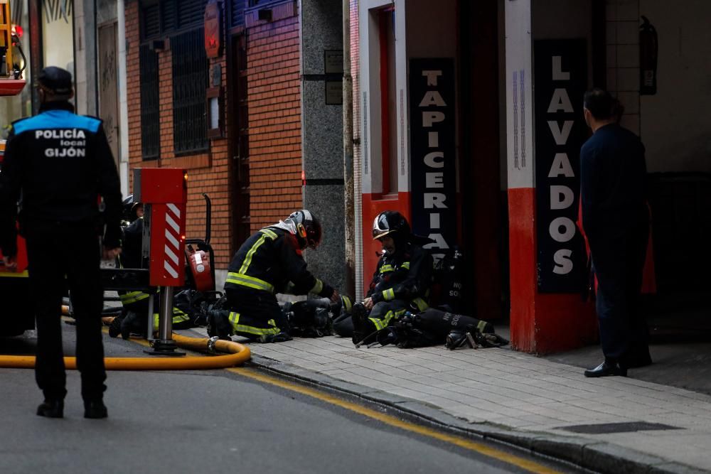 Un herido grave en un incendio en Gijón