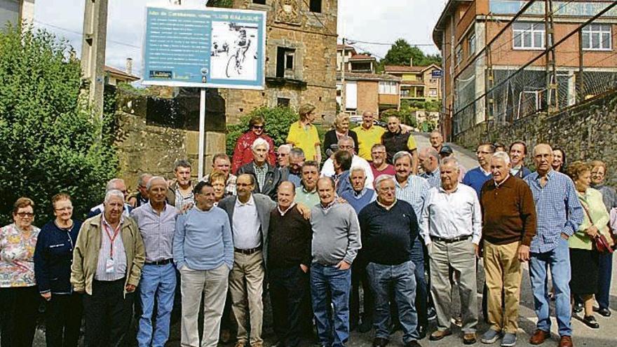 Luis Balagué, sexto por la izquierda, en primera fila, acompañado por asistentes a su homenaje en Carabanzo.